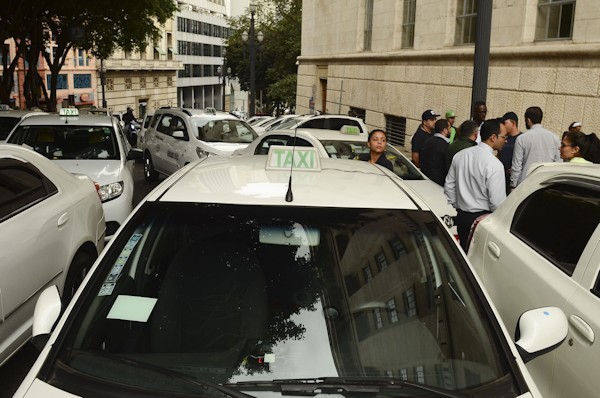 Taxistas protestam contra a regulamentação do aplicativo Uber, em frente à Prefeitura de São Paulo (foto Rovena Rosa/Agência Brasil)